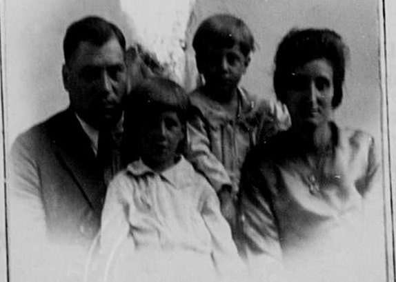Image of Walter Brocca as a child with his parents and brother.